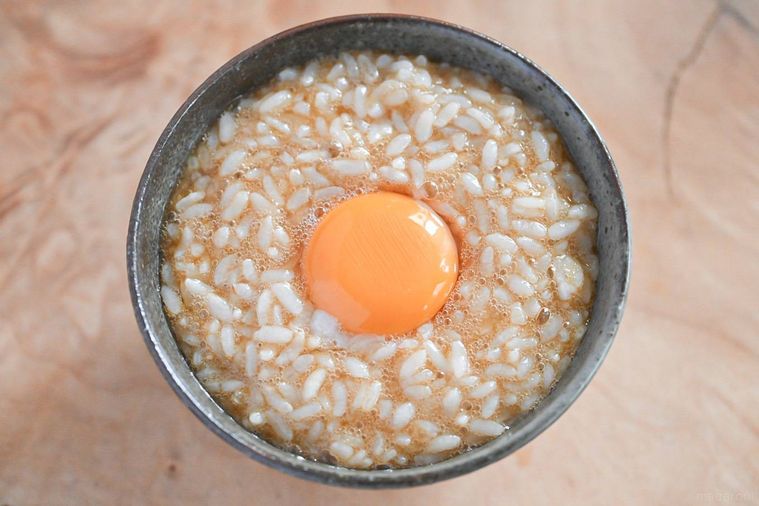 茶碗に入った中華風卵かけごはん