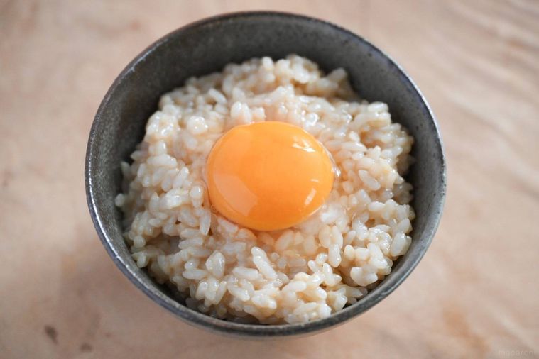 茶碗に入ったポン酢卵かけごはん