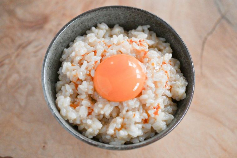茶碗に入ったピリ辛卵かけごはん
