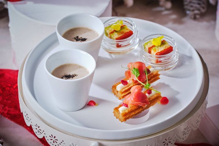 3種のセイボリーと焼きたてスコーン