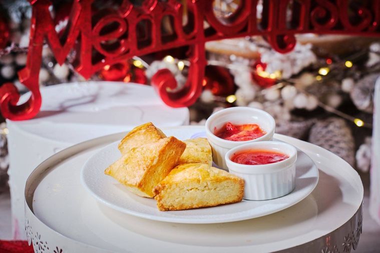 3種のセイボリーと焼きたてスコーン2