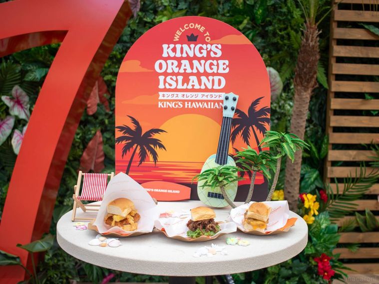 チーズバーガースライダー・ハワイアンプレートチキン・焼肉きんぐ監修 きんぐs スライダーがテーブルに並んでいる