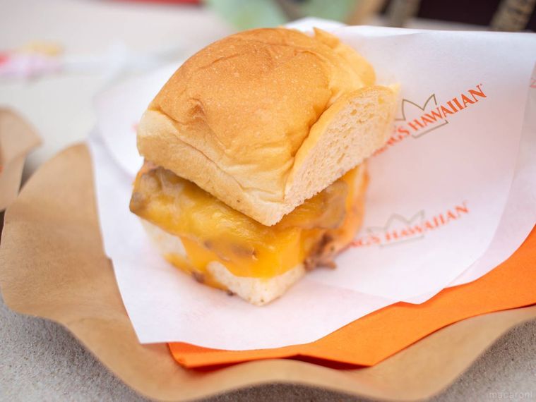 紙皿の上にのっているチーズバーガースライダー