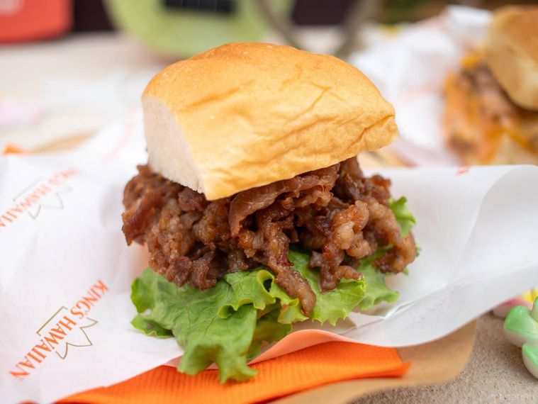 紙皿の上にのっている焼肉きんぐ監修 きんぐs スライダー