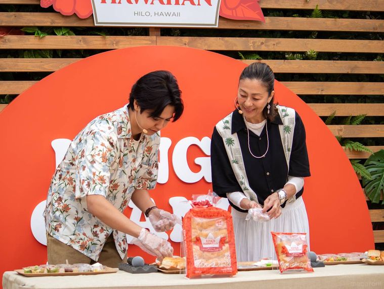 片寄涼太さん、RIKACOさんが料理をしている様子