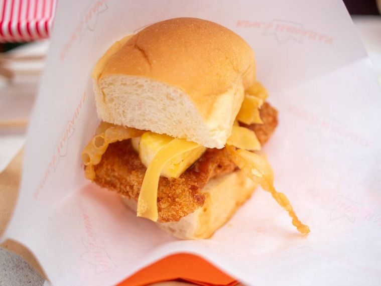 紙皿の上にのっているハワイアンプレートチキン