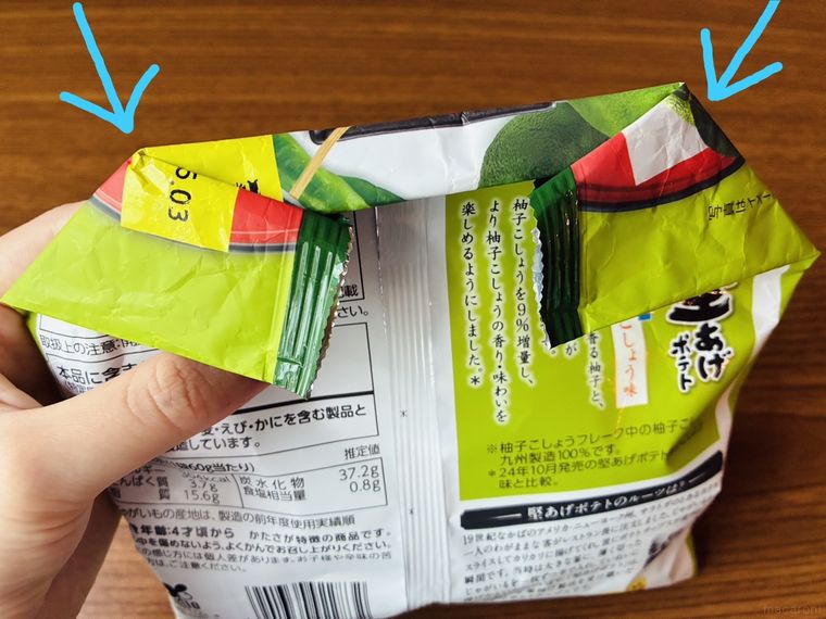 口を折り曲げたポテチ袋の裏面