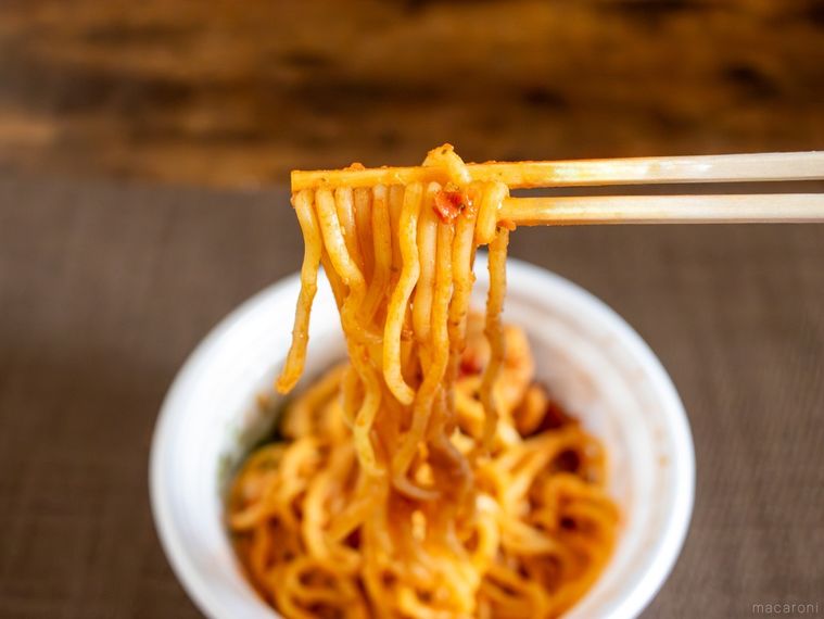 松屋うまトマバジルチキンプレートのパスタを箸上げしている様子