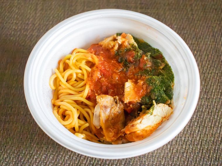 テイクアウトした松屋うまトマバジルチキンプレート