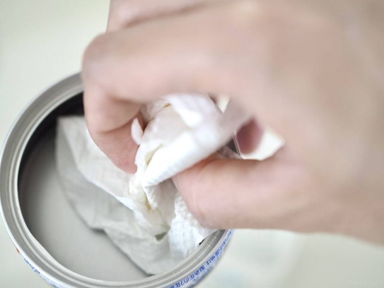 キッチンペーパーで拭き取っているところ