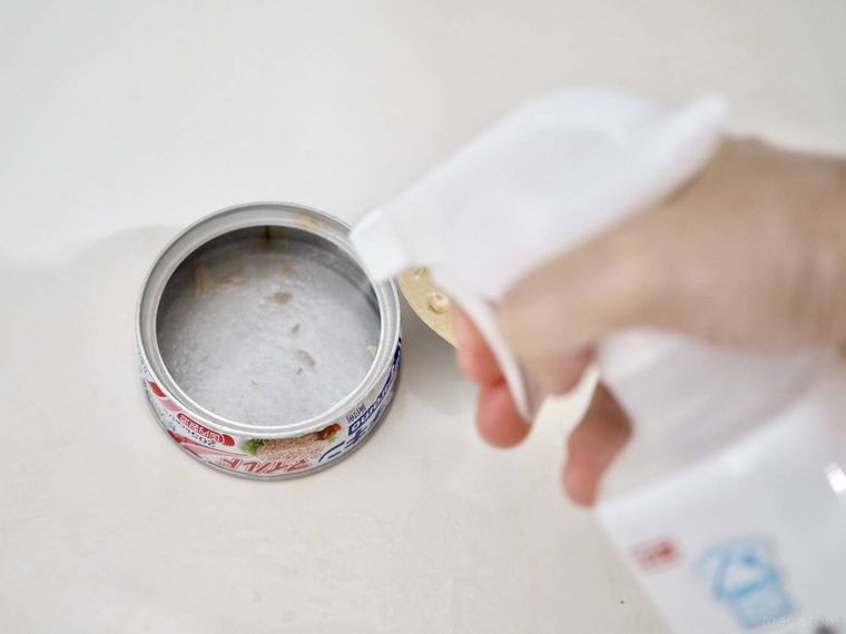 ツナ缶にセスキ炭酸ソーダスプレー