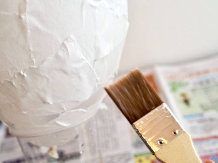 半紙を貼っているところ