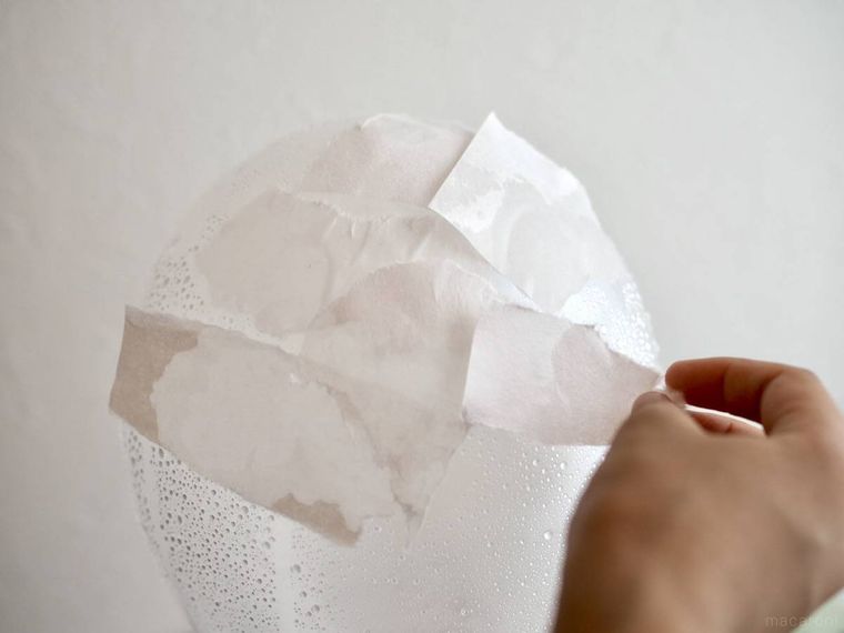 半紙を貼っているところ