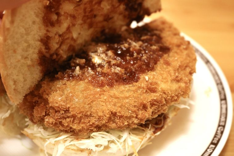 パンの中のメンチカツ