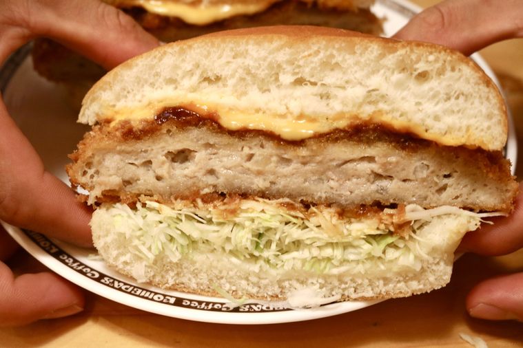 ドデカチーズメンチバーガーの断面