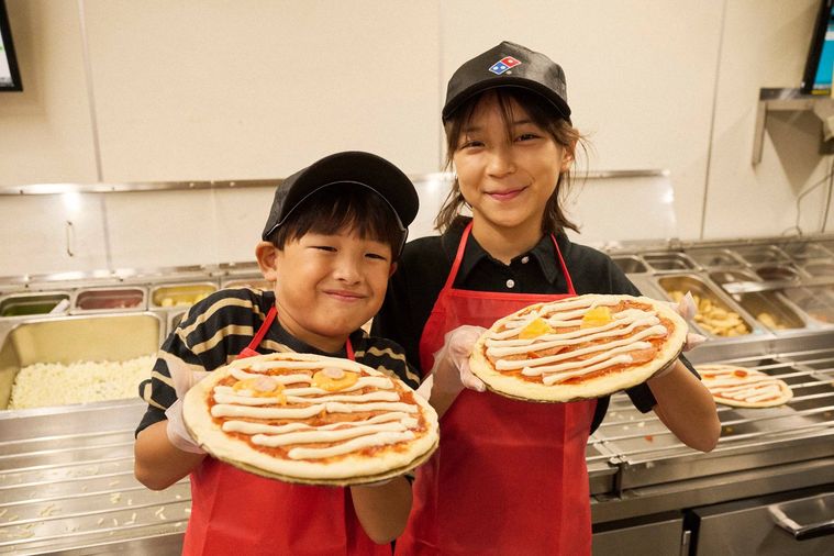 ピザを持っている子ども