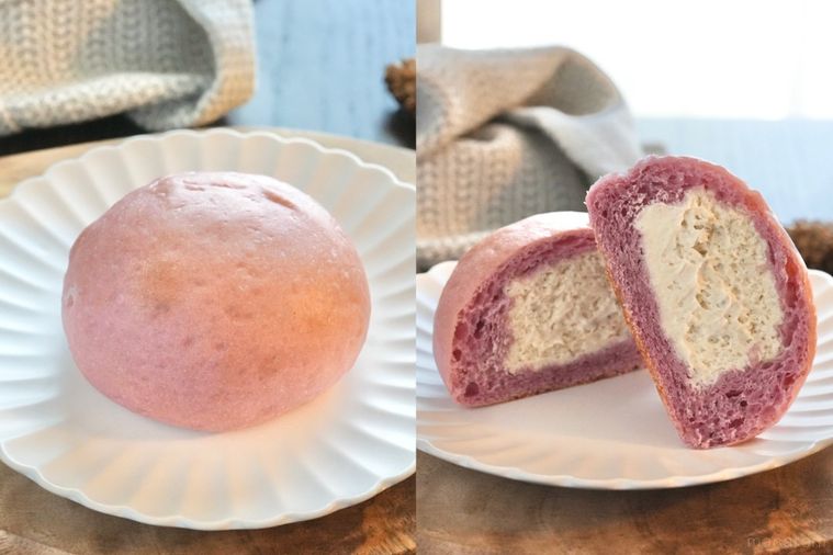 木のカッティングボードと白い皿にのったさつまいものクリームパン