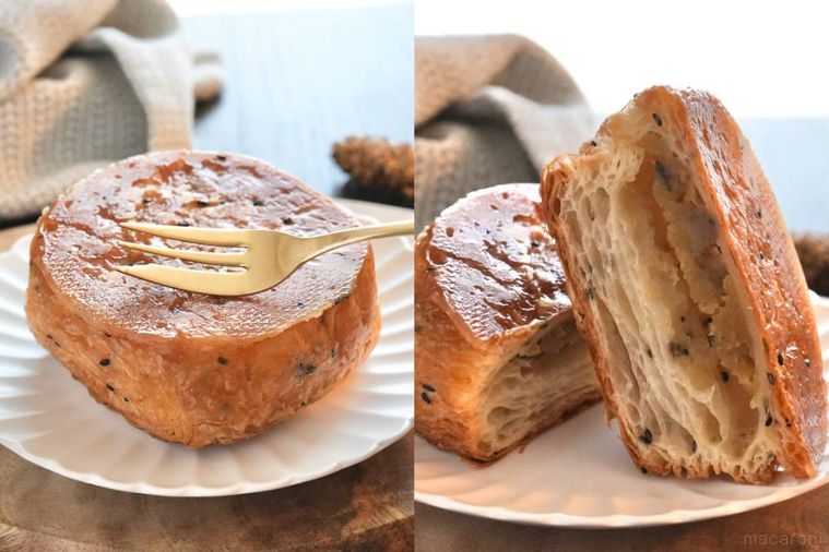 木のカッティングボードと白い皿にのったさつまいも入りのクイニーアマン