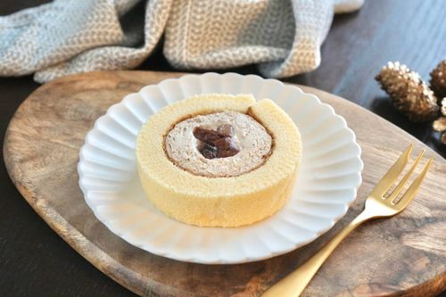 秋スイーツの本命。ローソンから渋皮栗のプレミアムロールケーキが出た