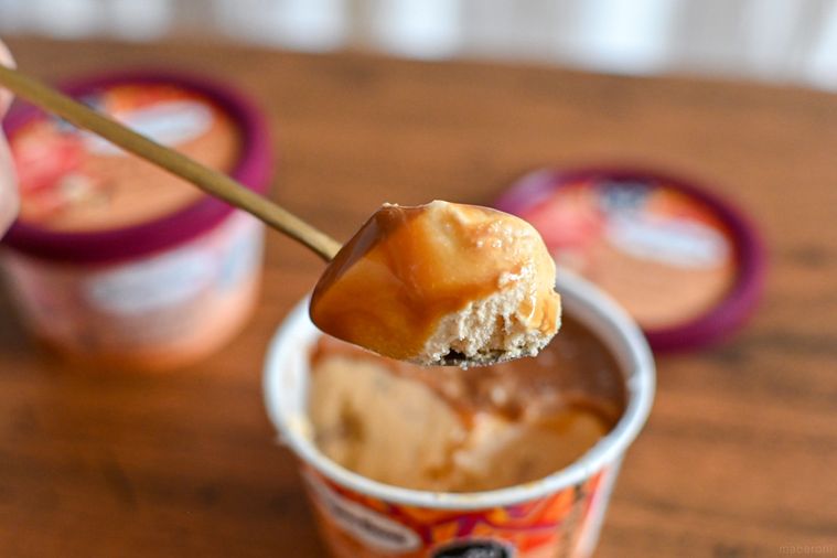 アイスをスプーですくっているところ