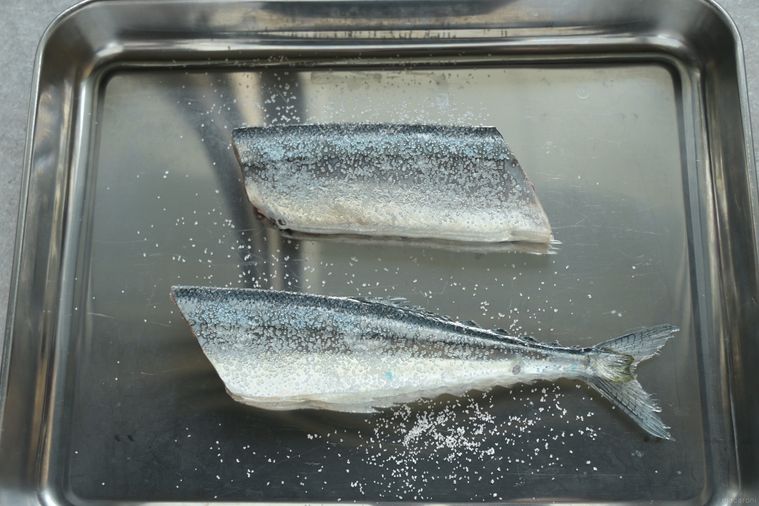 二等分して塩を振ったさんまが調理用バットに置いてある