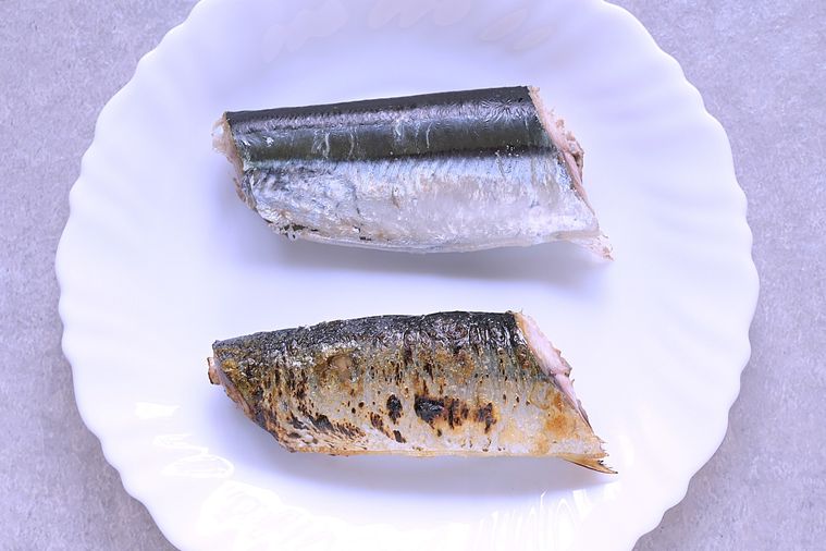 白い皿に焼きさんまとゆでさんまが置いてある