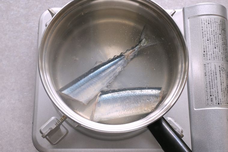 鍋でさんまをゆでる様子