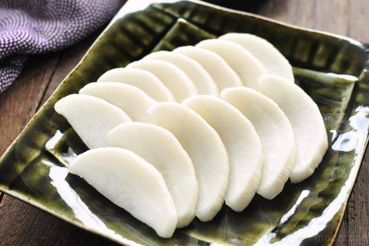 緑色の皿に盛り付けたたくあん