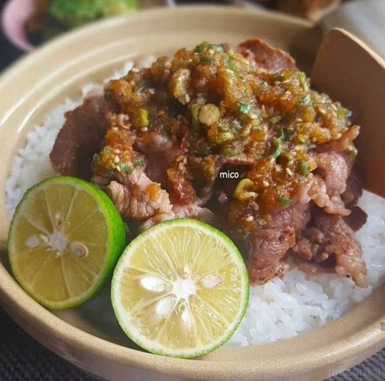 焼肉がのったごはん