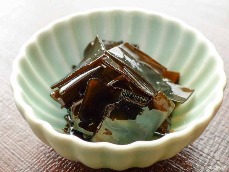 白い器に盛り付けた昆布の佃煮
