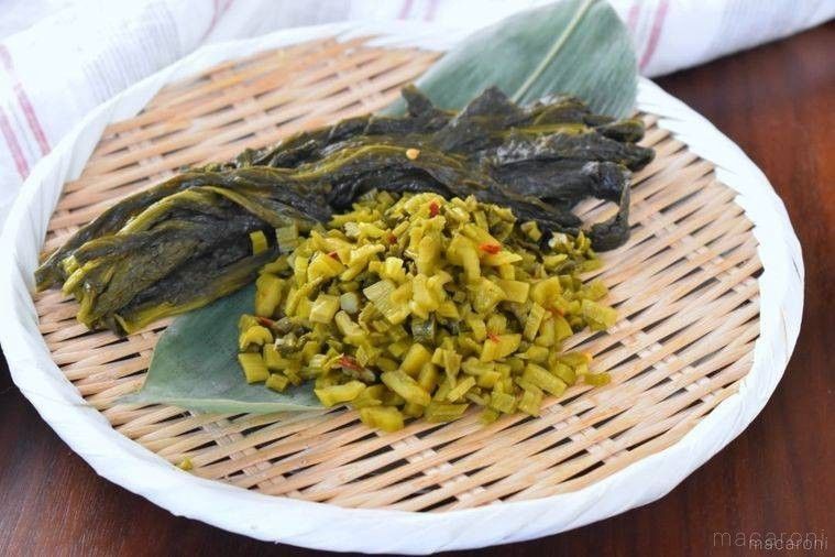 木製のざるにのった高菜