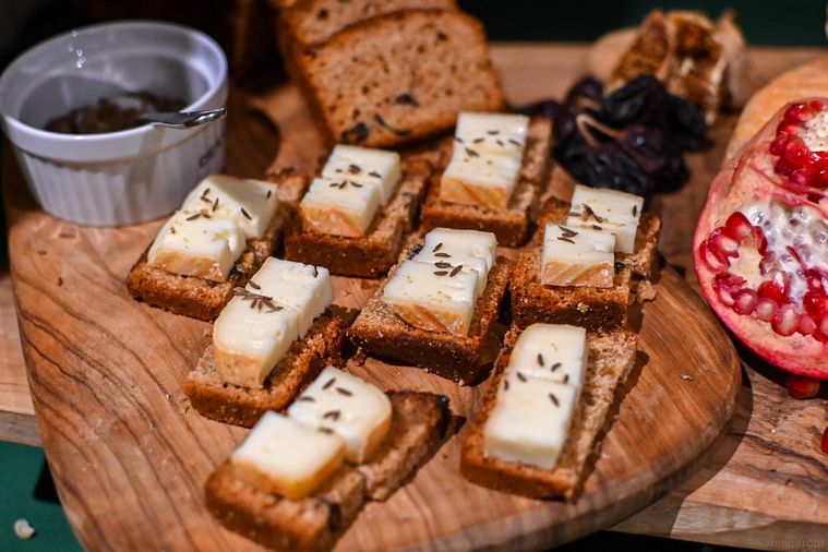 チーズをのせたパン