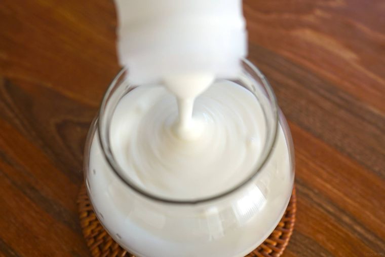 ヨーグルトを注いでいる