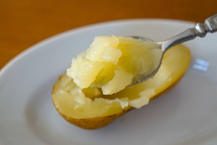 じゃがいもをすくっている