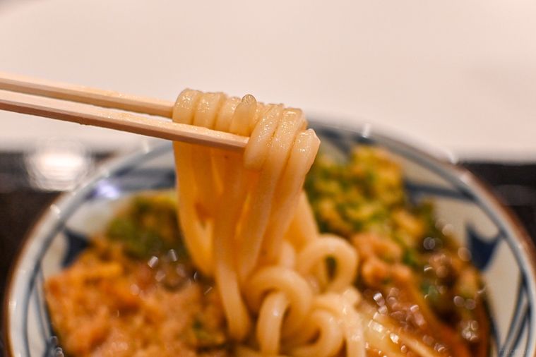 うどんの箸上げのアップ