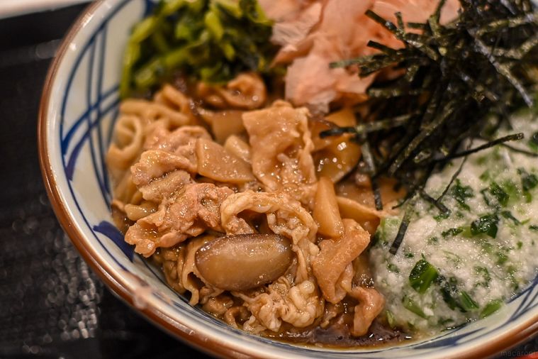 うどんにのってるお肉のアップ