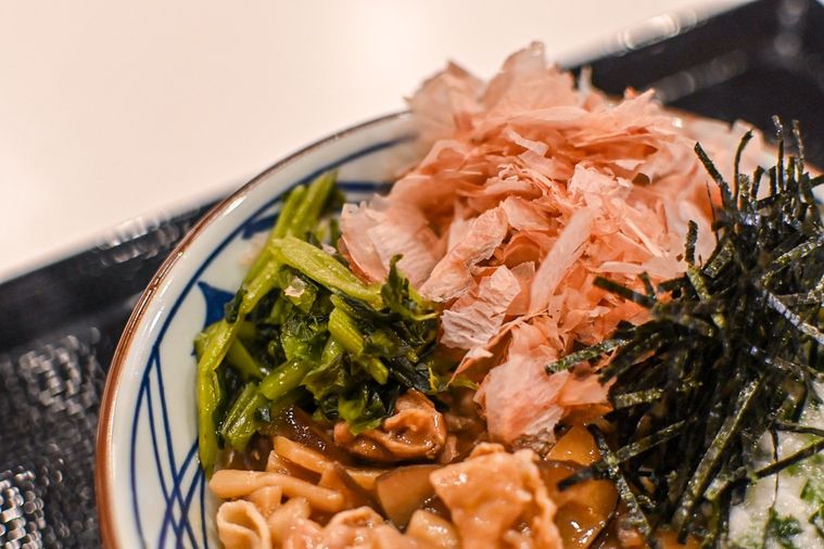 うどんにのった鰹節とわさび