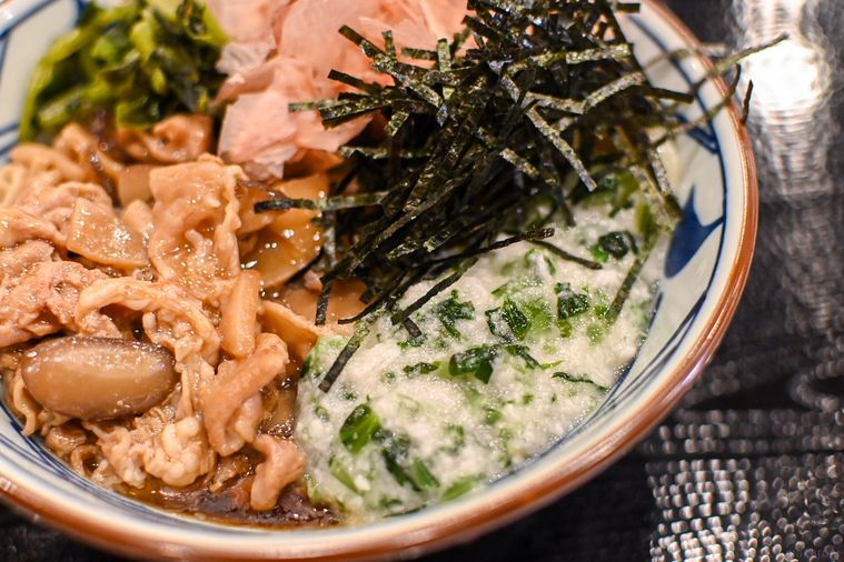 うどんにのっている野沢菜のとろろのアップ