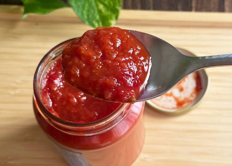 スプーンですくったピザソースのアップ