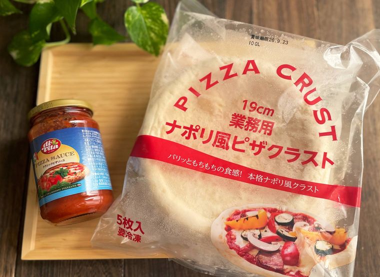 トレーに並べたピザソースの瓶と冷凍ピザクラフト