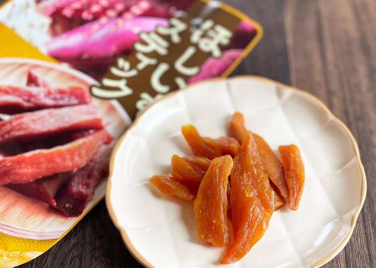 お皿に盛り付けた業務スーパーほしいもスティック