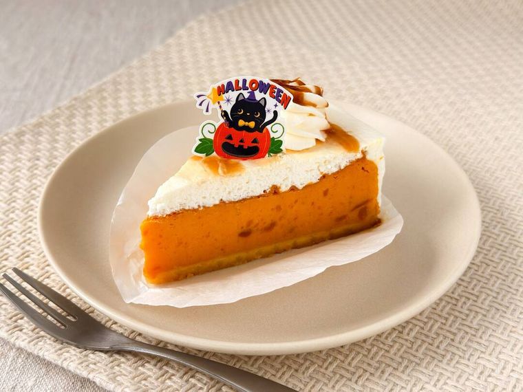 白皿にのった銀座コージーコーナーの北海道産かぼちゃのタルト