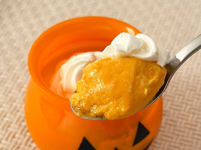 パンプキンプリンをスプーンですくっている様子
