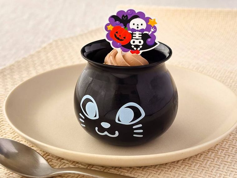 白皿にのった銀座コージーコーナーのチョコプリン