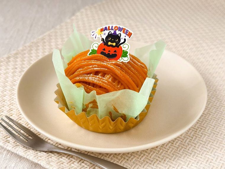 白皿にのった銀座コージーコーナーのかぼちゃのモンブラン