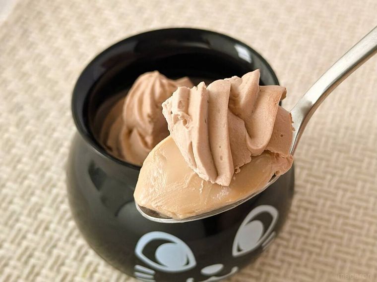 チョコプリンをスプーンですくっている様子