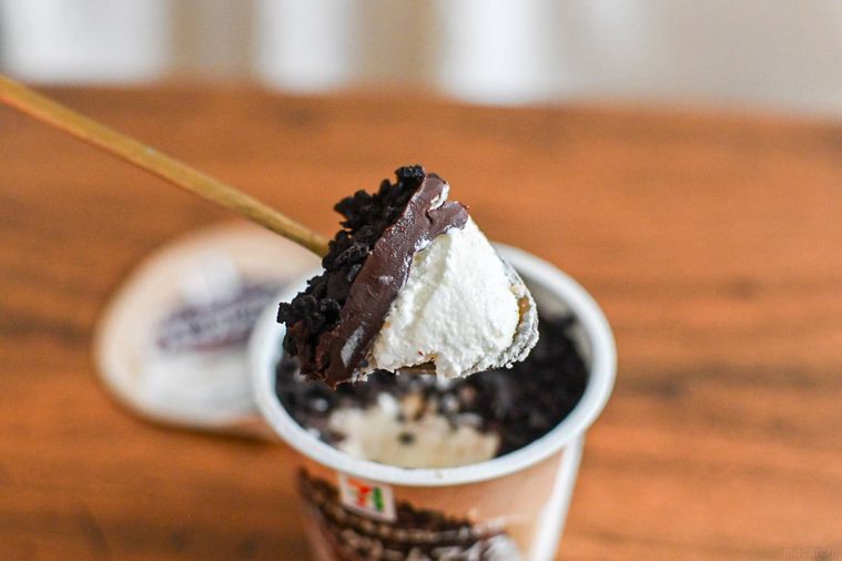 アイスをスプーンですくっているところ