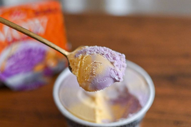 アイスをスプーンですくっているところ