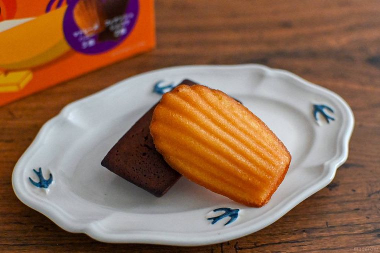 お皿の上にのったフィナンシェとマドレーヌ