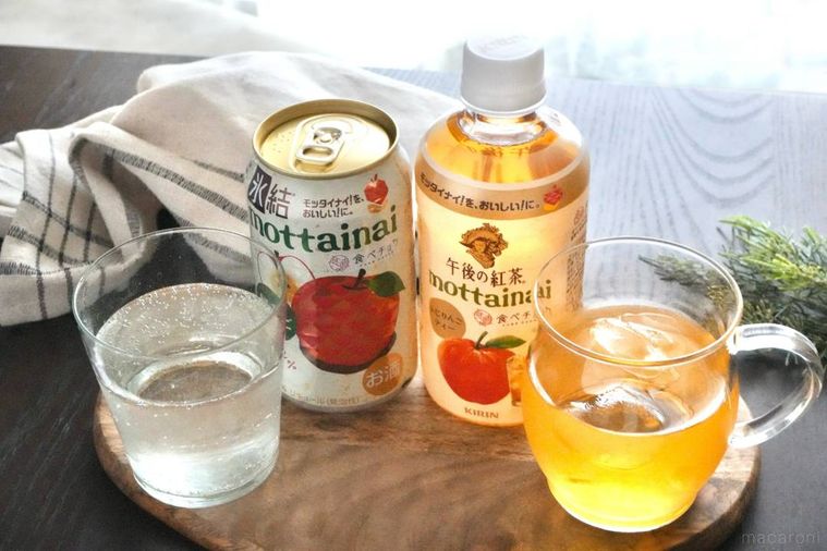 木のカッティングボードにのったふじりんごのフルーツティーのペットボトル